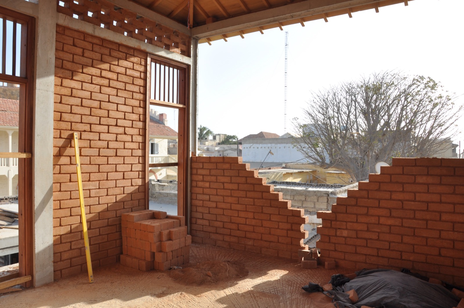 Mur en briques de terre comprimée — chantier ASTEL GC